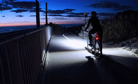 自転車 ライト つかない 夜の街を照らすのは月だけか？