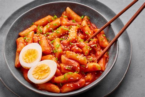  매콤한 맛에 고소함을 더한! 도잉 시의 대표적인 요리, '매운 떡볶이'